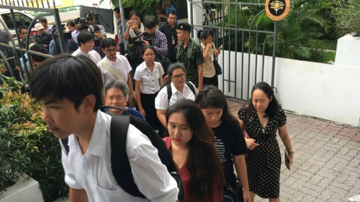 "พสง."นำนักศึกษาแจกใบปลิวโหวตโนขึ้นศาลทหารฝากขัง