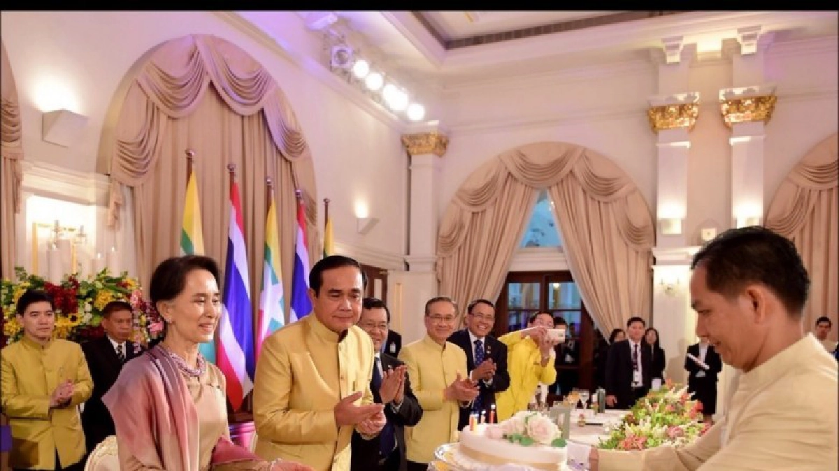 “บิ๊กตู่”เลี้ยงอาหารค่ำ-เบิร์ดเดย์“ซูจี”ครบ71ปี (ชมคลิป) “บิ๊กตู่”เลี้ยงอาหารค่ำ-เบิร์ดเดย์“ซูจี”ครบ71ปี (ชมคลิป)