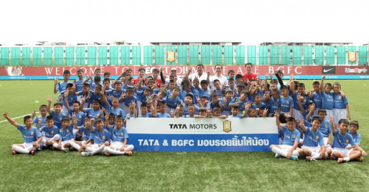 “มอบรอยยิ้มให้น้อง” สอนเยาวชนเตะบอล “มอบรอยยิ้มให้น้อง” สอนเยาวชนเตะบอล