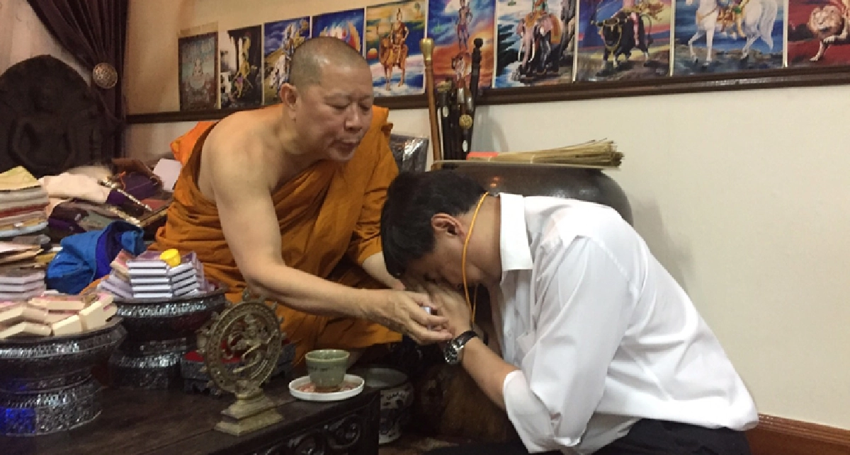 “มาร์ค” กราบ “เจ้าคุณธงชัย” เผย สนิทมานาน