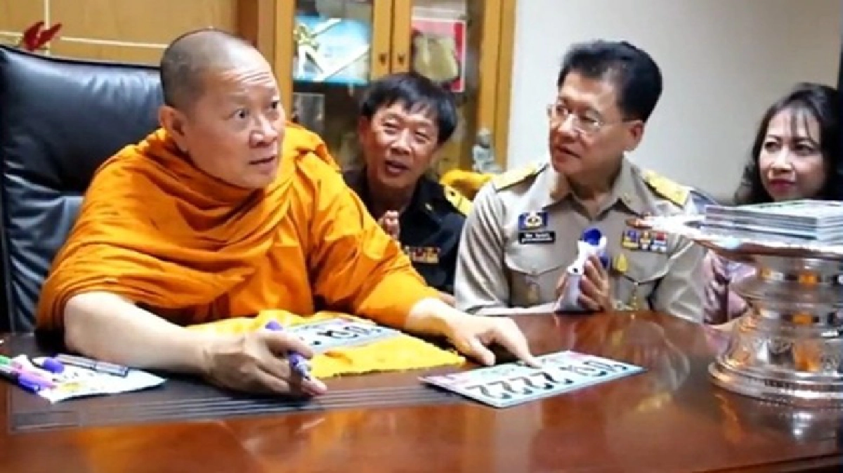 'เจ้าคุณธงชัย'ปลุกเสกประมูลป้ายทะเบียน 'เจ้าคุณธงชัย'ปลุกเสกประมูลป้ายทะเบียน