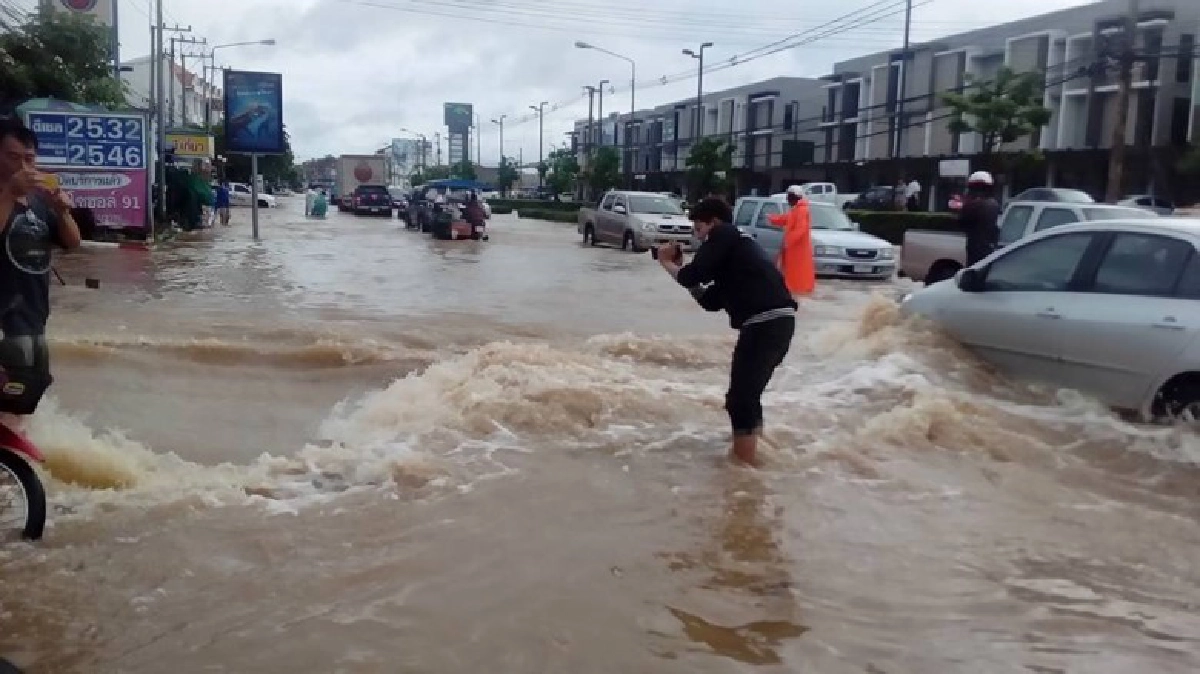 ฝนถล่มทั้งคืนน้ำท่วมขอนแก่นถ.กสิกรทุ่งสร้างอ่วม (ชมคลิป)