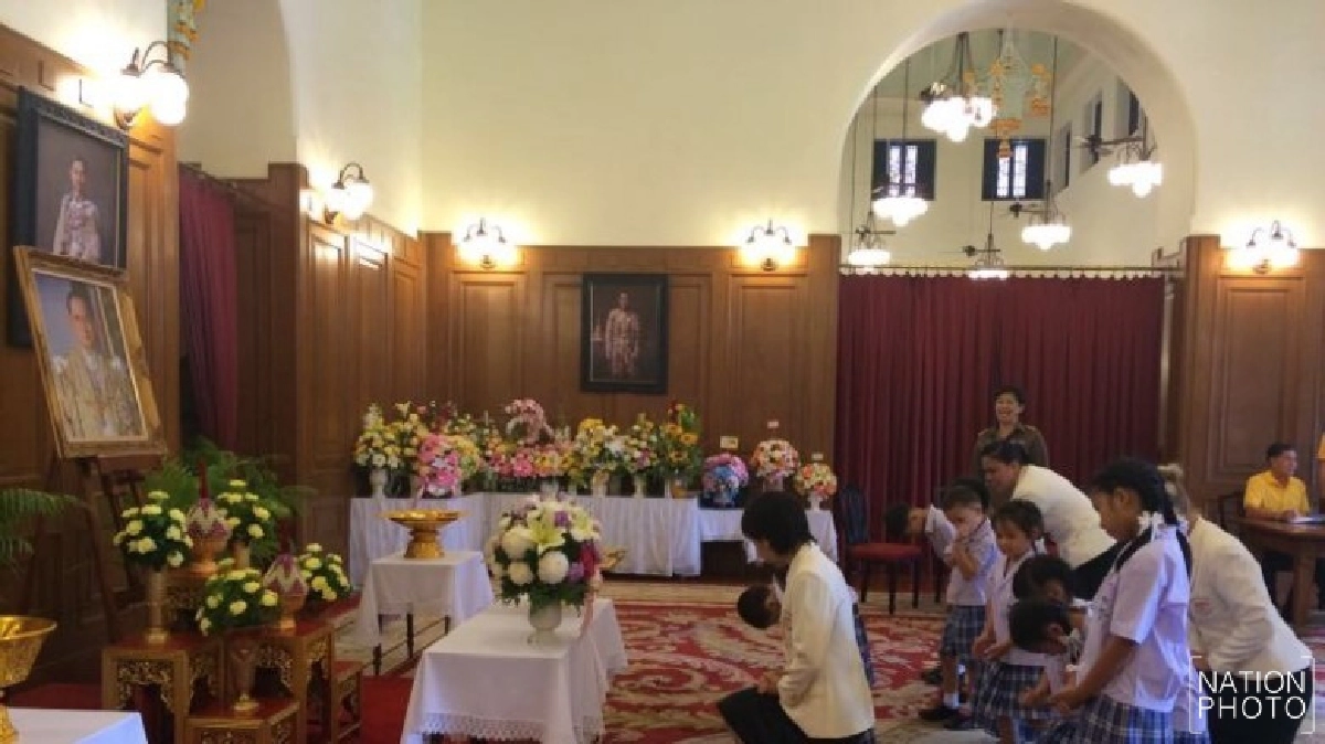 พสกนิกรร่วมลงนามถวายพระพรในหลวง พสกนิกรร่วมลงนามถวายพระพรในหลวง