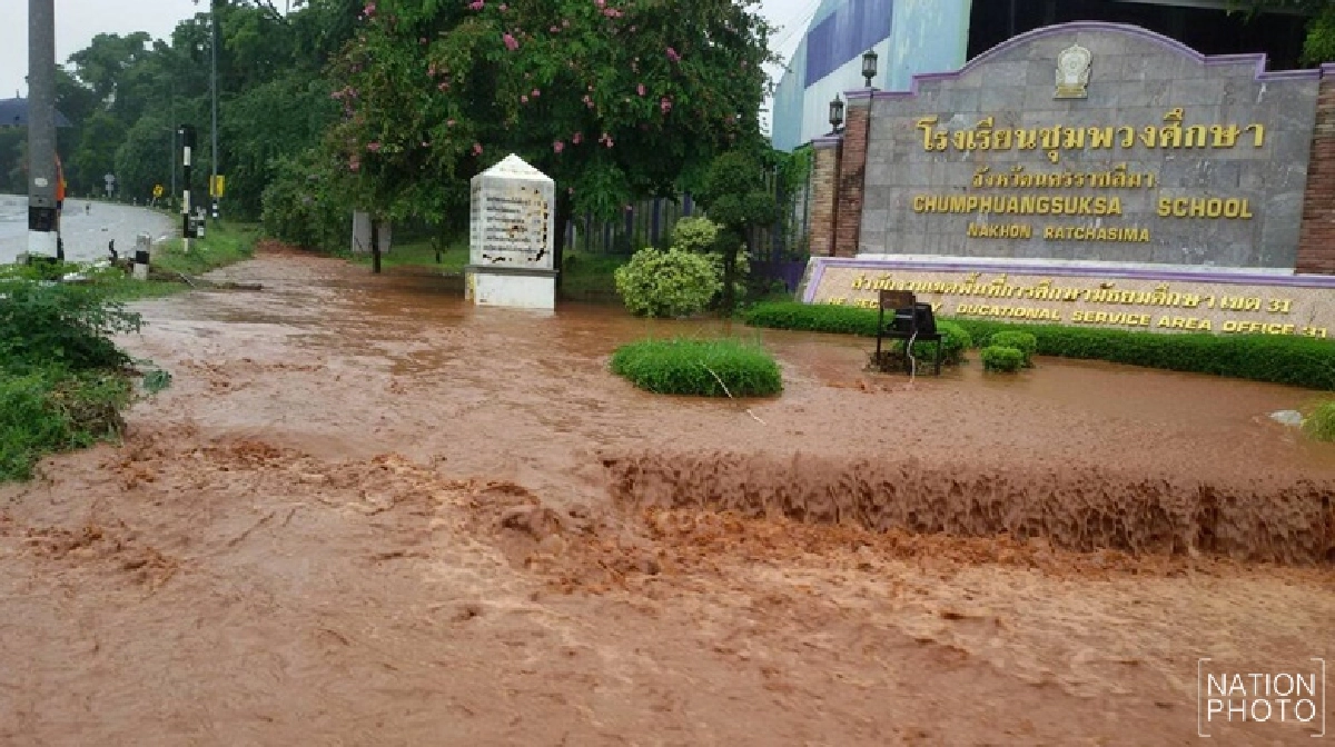 ชาวขอนแก่นบ้านโอดน้ำท่วม4วันไร้คนเหลียวแล ชาวขอนแก่นบ้านโอดน้ำท่วม4วันไร้คนเหลียวแล