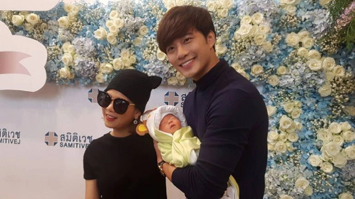 น่าเอ็นดู ‘บี้-กุ๊บกิ๊บ’ อุ้ม ‘เป่าเปา’ ออกงานครั้งแรก!! น่าเอ็นดู ‘บี้-กุ๊บกิ๊บ’ อุ้ม ‘เป่าเปา’ ออกงานครั้งแรก!!