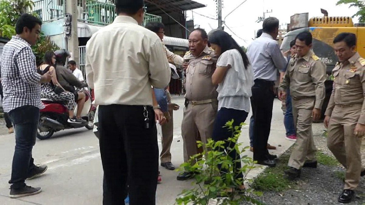 เก็บผักตบพลาด'รถแม็คโคร'ทับ'นายกคลองหลวง'เจ็บ เก็บผักตบพลาด'รถแม็คโคร'ทับ'นายกคลองหลวง'เจ็บ