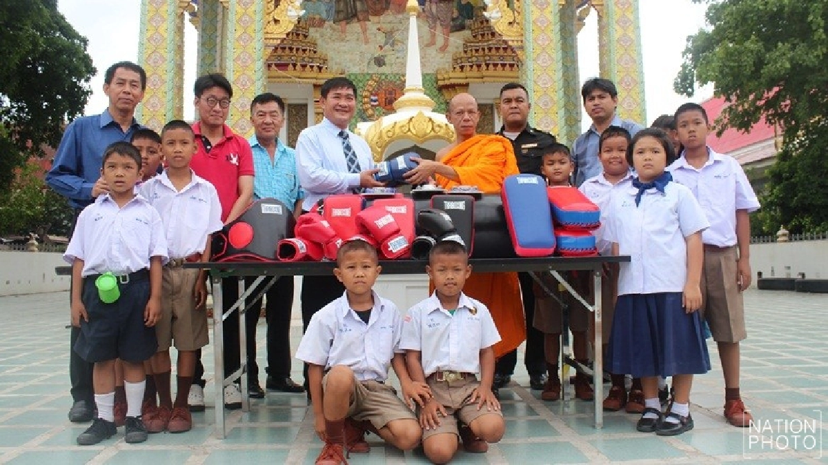 พระเมืองสองแควหนุนเด็กเรียนรู้มวยไทย 