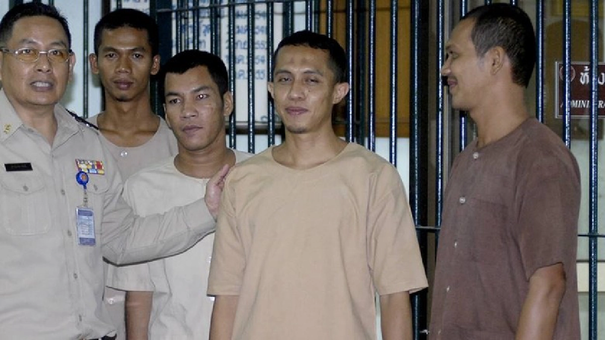 คุก 33 ปี "4 หนุ่มปัตตานี-นราฯ" วางบึ้มร้านทำผมหน้าราม คุก 33 ปี "4 หนุ่มปัตตานี-นราฯ" วางบึ้มร้านทำผมหน้าราม