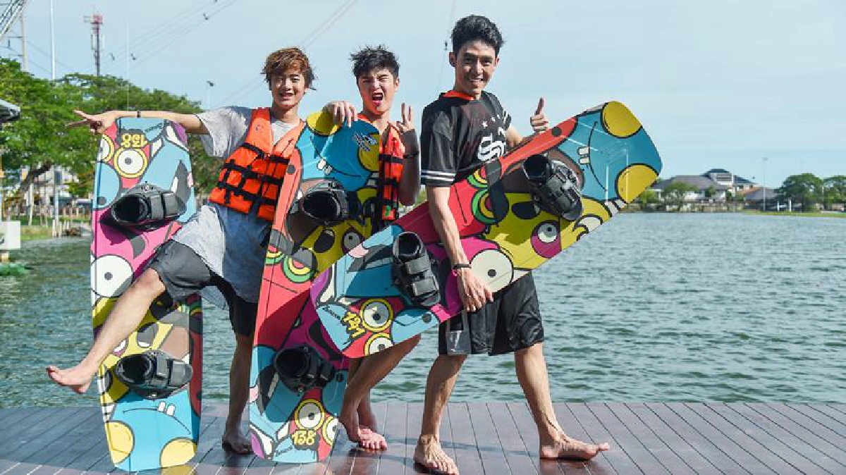 ‘ปลื้ม-ปีเตอร์-ปอร์เช่’โต้คลื่น ลื่นไหลกับกีฬา‘เวคบอร์ด’ ‘ปลื้ม-ปีเตอร์-ปอร์เช่’โต้คลื่น ลื่นไหลกับกีฬา‘เวคบอร์ด’