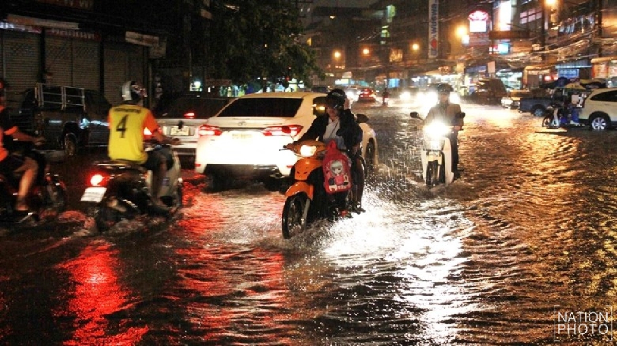 ฝนกระหน่ำพิษณุโลกถนนหลายสายน้ำท่วมขัง (ชมคลิป)