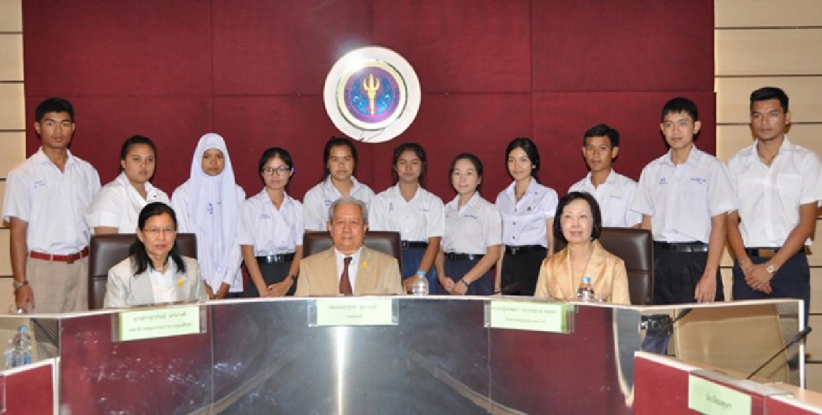 “องคมนตรี” เผยในหลวงทรงห่วงหนี้สินครู 