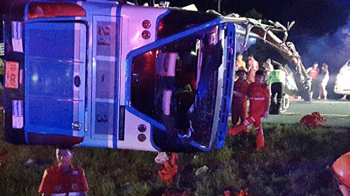 สลด!ทัวร์ชนท้ายรถพ่วงตาย2เจ็บ49 (ชมคลิป)