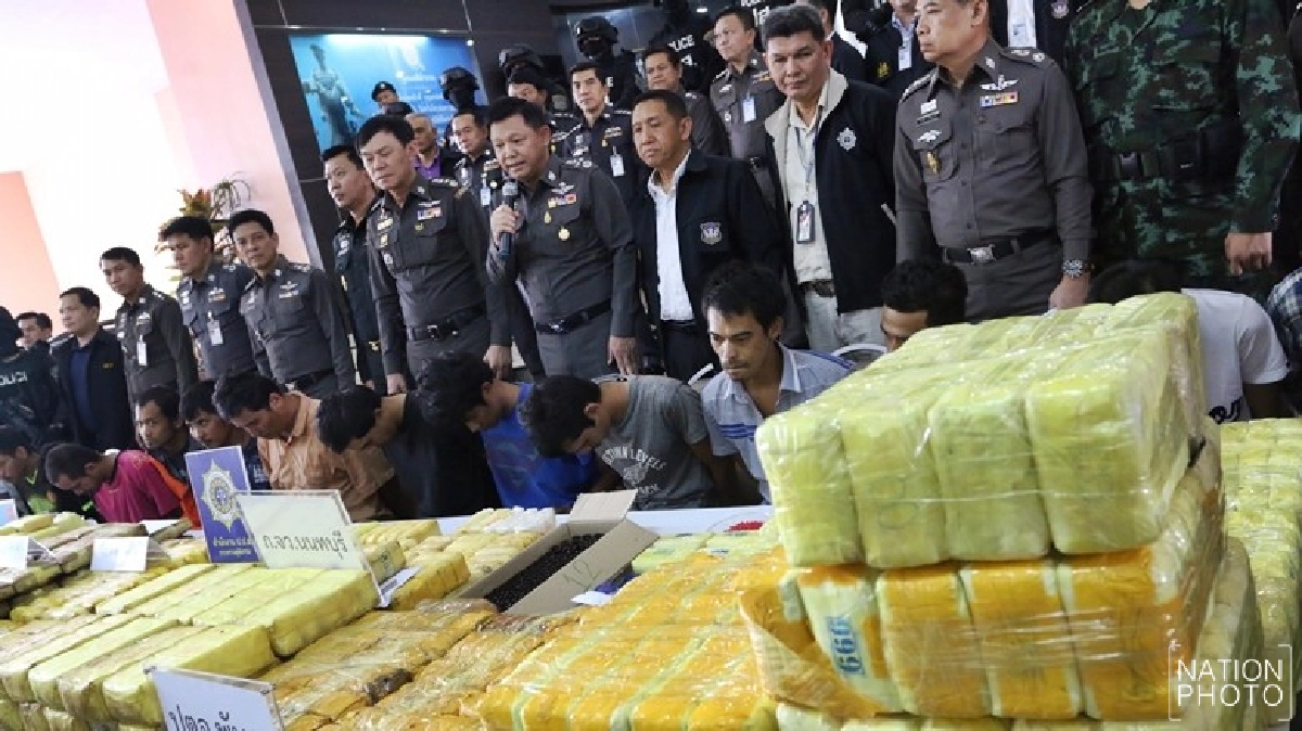 ‘พงศพัศ’แถลงจับขบวนการค้ายาเสพติดรายใหญ่ (ชมคลิป) ‘พงศพัศ’แถลงจับขบวนการค้ายาเสพติดรายใหญ่ (ชมคลิป)