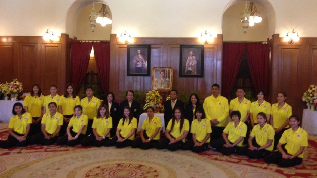 นักตบสาวไทยร่วมลงนามถวายพระพรพระเจ้าอยู่หัว นักตบสาวไทยร่วมลงนามถวายพระพรพระเจ้าอยู่หัว
