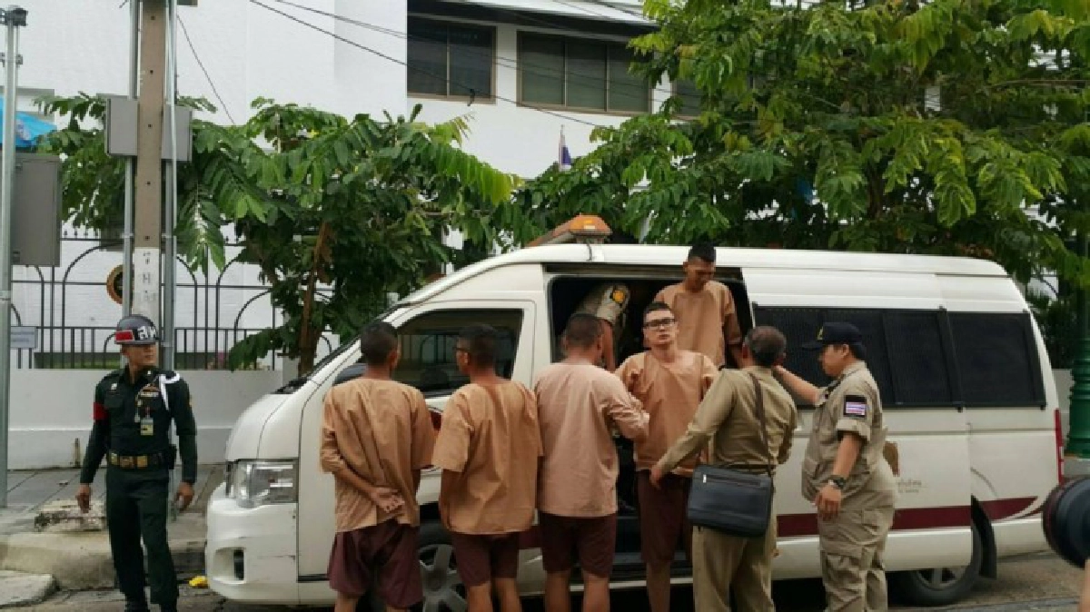 ปล่อยตัว 13 นักศึกษาปชต.ใหม่