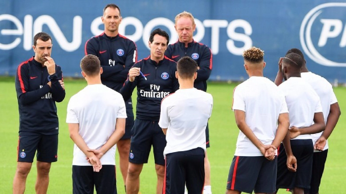 เอเมอรี คุมซ้อม "เปแอสเช" วันแรก เอเมอรี คุมซ้อม "เปแอสเช" วันแรก