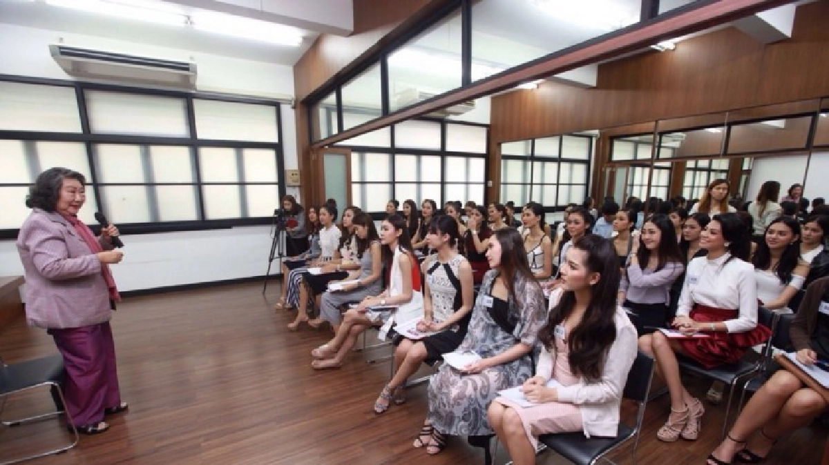 กรธ. บรรยายร่างรัฐธรรมนูญ ให้มิสไทยแลนด์ยูนิเวิร์ส