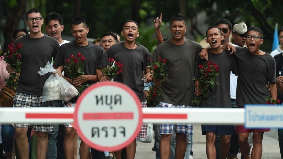 ปล่อย 6 นักศึกษารณรงค์โหวตโน อายัดไว้ 1