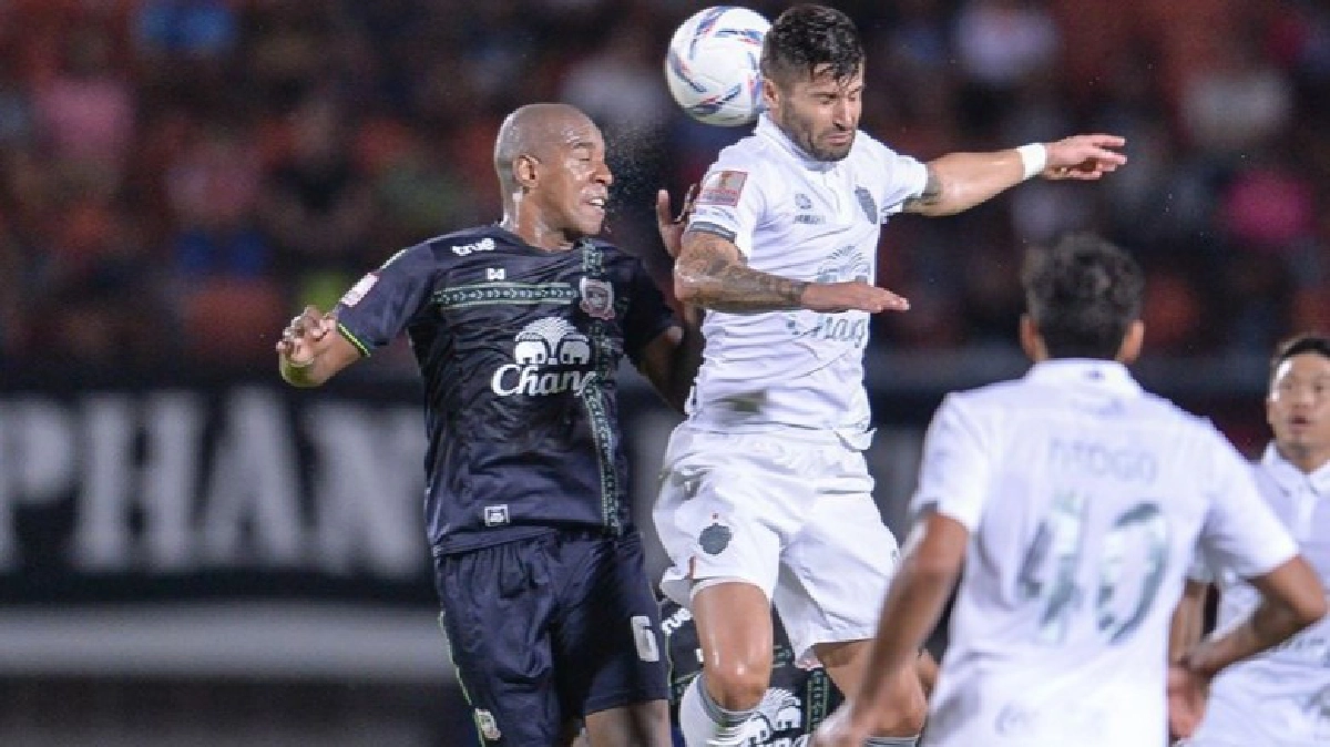 บุรีรัมย์ยิงแซงสุพรรณฯ 10 คน 2-1 บุรีรัมย์ยิงแซงสุพรรณฯ 10 คน 2-1