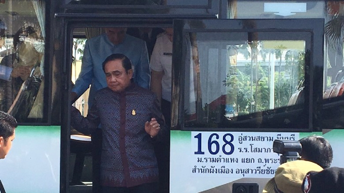 "นายกฯ" ชม ขสมก.-คึกคักถ่ายรูปร่วมนศ. 