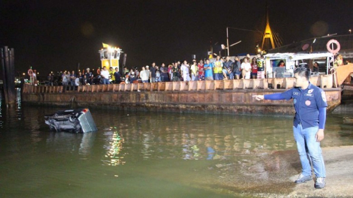 ซิ่งปิคอัพชนจยย.กลัวความผิดขับรถพุ่งลงเจ้าพระยาดับ
