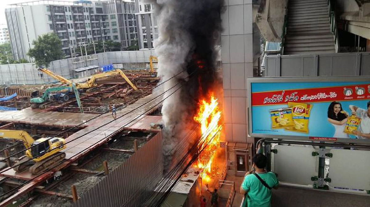 ไฟไหม้แผงขายเสื้อผ้าติดสถานีรถไฟฟ้าอ่อนนุช ไฟไหม้แผงขายเสื้อผ้าติดสถานีรถไฟฟ้าอ่อนนุช