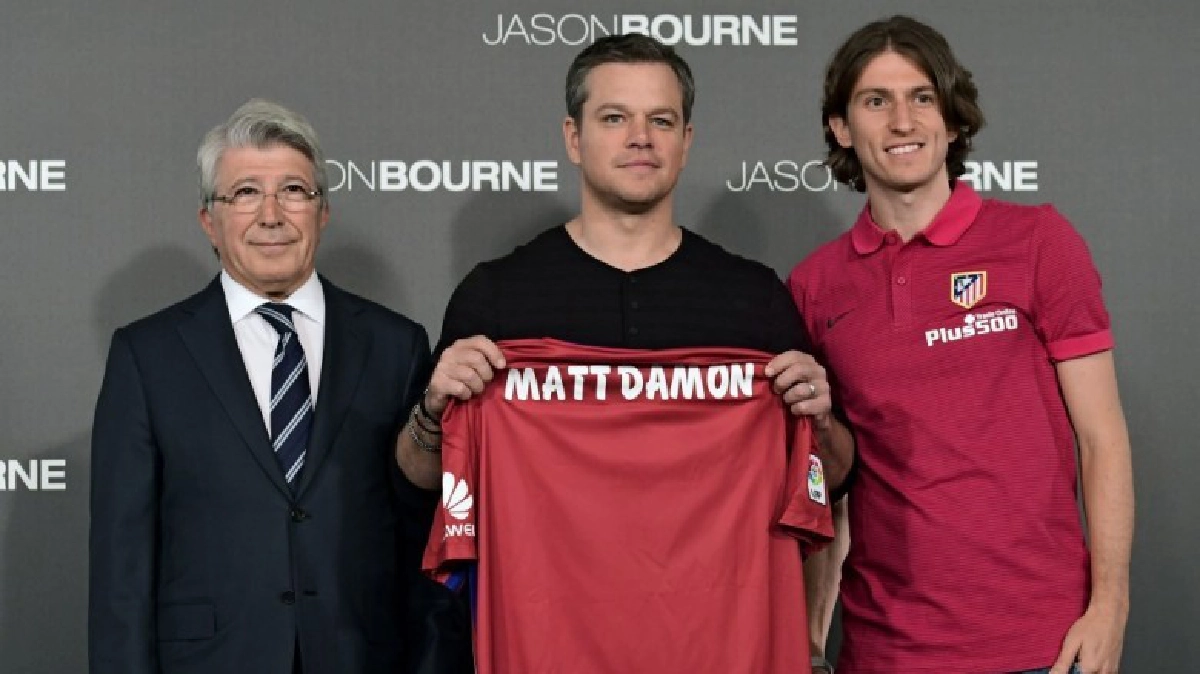 ตราหมีจับ"แม็ตต์ เดม่อน"ชูเสื้อโปรโมตหนัง ตราหมีจับ"แม็ตต์ เดม่อน"ชูเสื้อโปรโมตหนัง