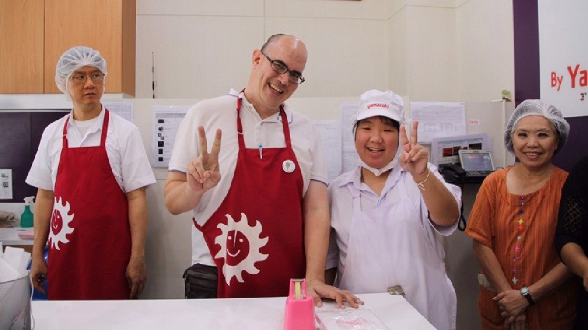 ‘คริสโตเฟอร์’ขอบคุณ!แห่อุดหนุนเบเกอรี่วันเดียวหมดร้าน