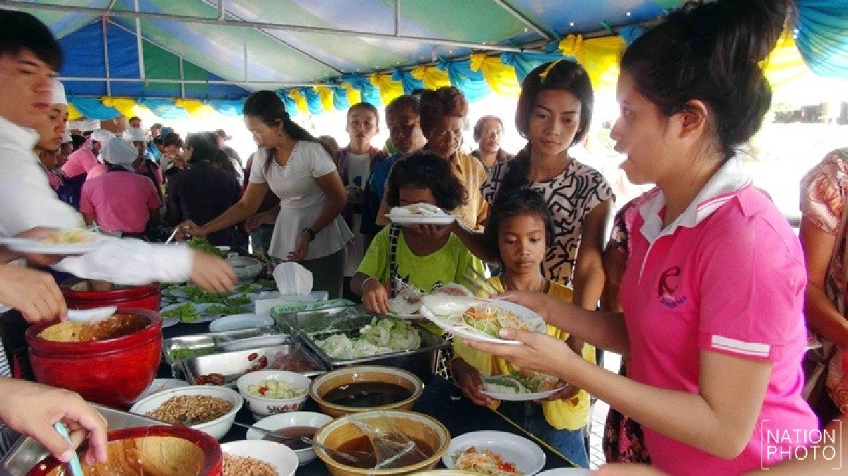 แน่นโรงทานปันน้ำใจเพื่อพี่น้องผู้ยากไร้วันที่2