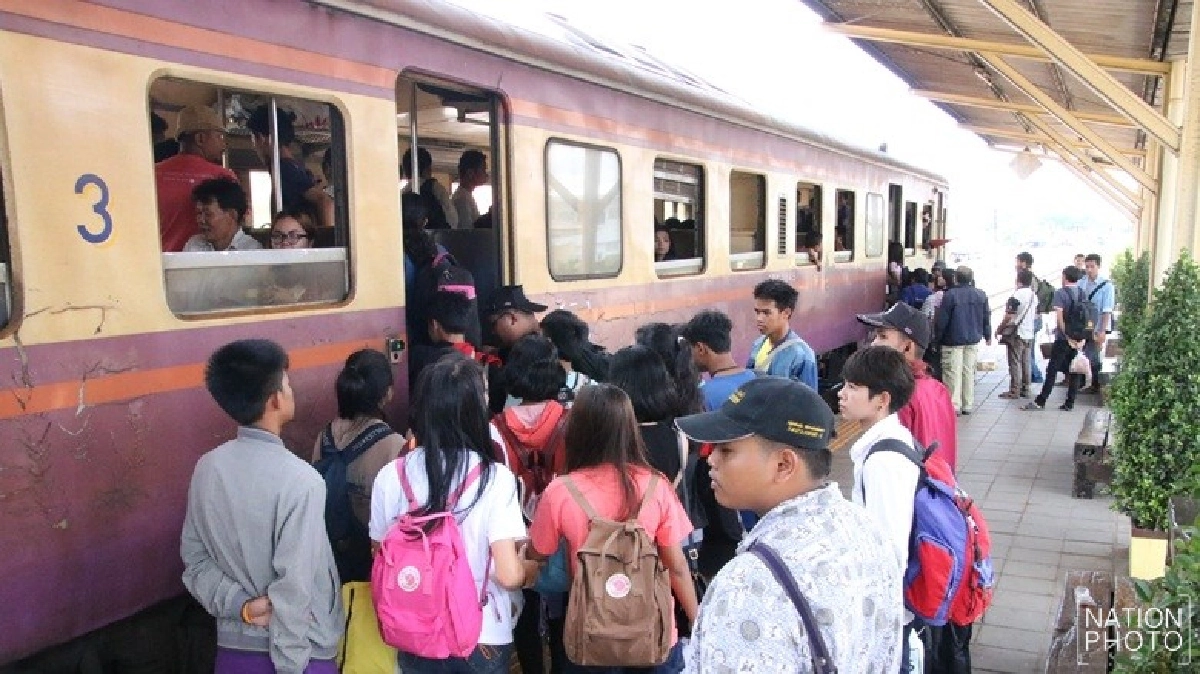 สถานีรถไฟโคราชคึกคักแห่กลับบ้านวันหยุดยาว  