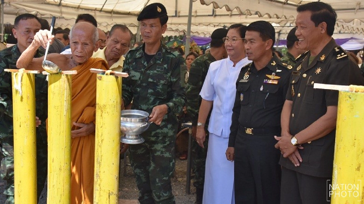 ศรีสะเกษหล่อเทียนพรรษาสองประเทศไทย-กัมพูชา