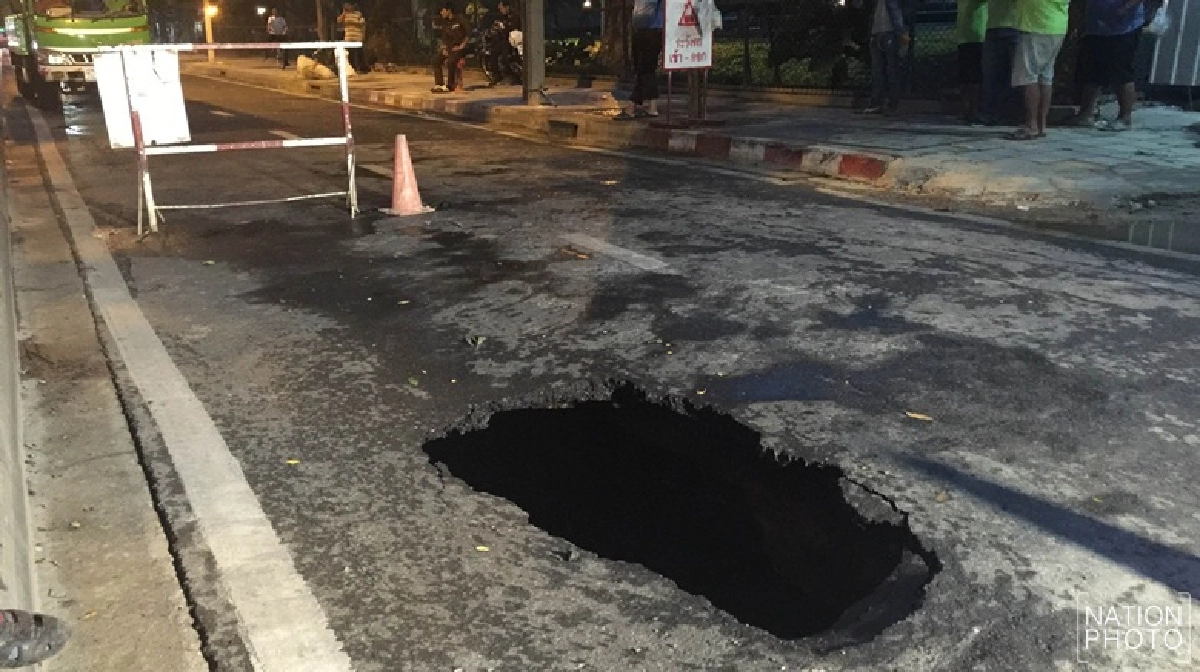 ถนนทรุดตัวบริเวณถนนวิทยุโชคดีไม่มีคนเจ็บ