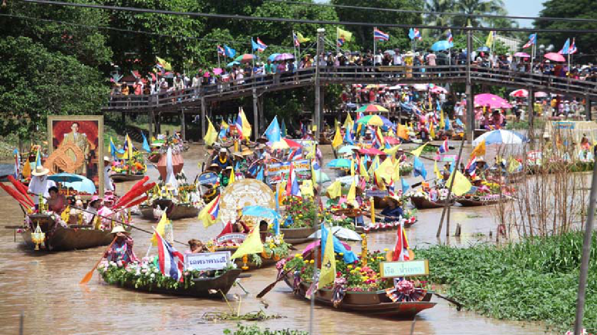 ประเพณีแห่เทียนพรรษาทางน้ำ ยิ่งใหญ่ตระการตา