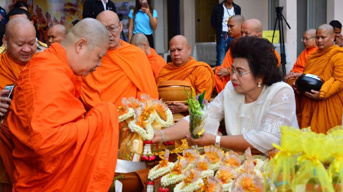 “วธ.”นำกว่า30หน่วยงานตักบาตรไหว้พระ9วัด