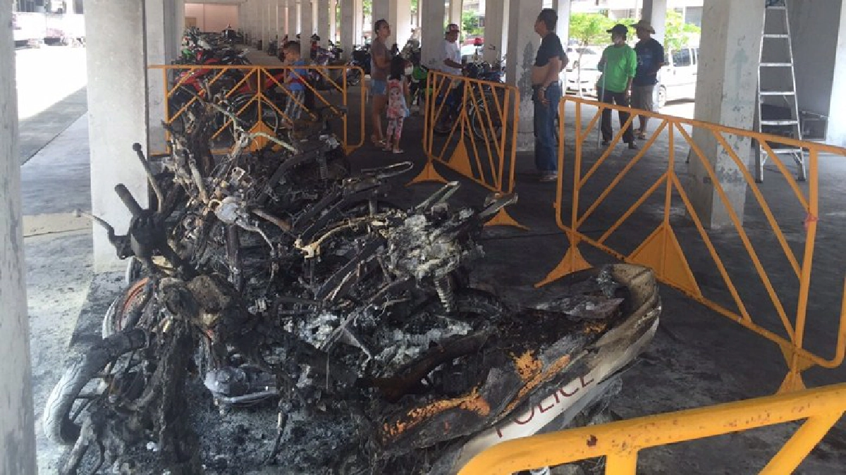 เพลิงไหม้รถจยย.6คันใต้ถุนแฟลตตำรวจ เพลิงไหม้รถจยย.6คันใต้ถุนแฟลตตำรวจ