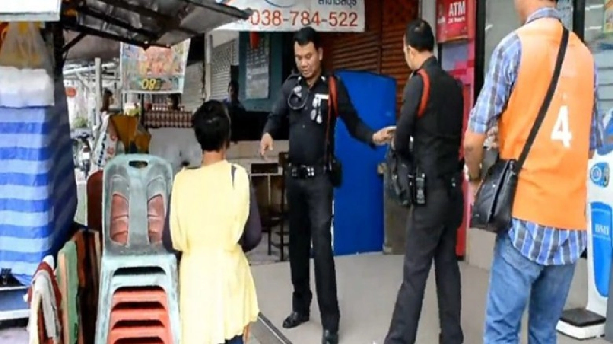 สาวสติไม่ดีลักเงินผ้าป่าร้านสะดวกซื้อ สาวสติไม่ดีลักเงินผ้าป่าร้านสะดวกซื้อ