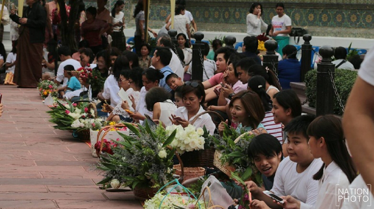 ชาวพุทธถวายดอกไม้พระทำสามีจิกรรมอธิษฐานพรรษา ชาวพุทธถวายดอกไม้พระทำสามีจิกรรมอธิษฐานพรรษา