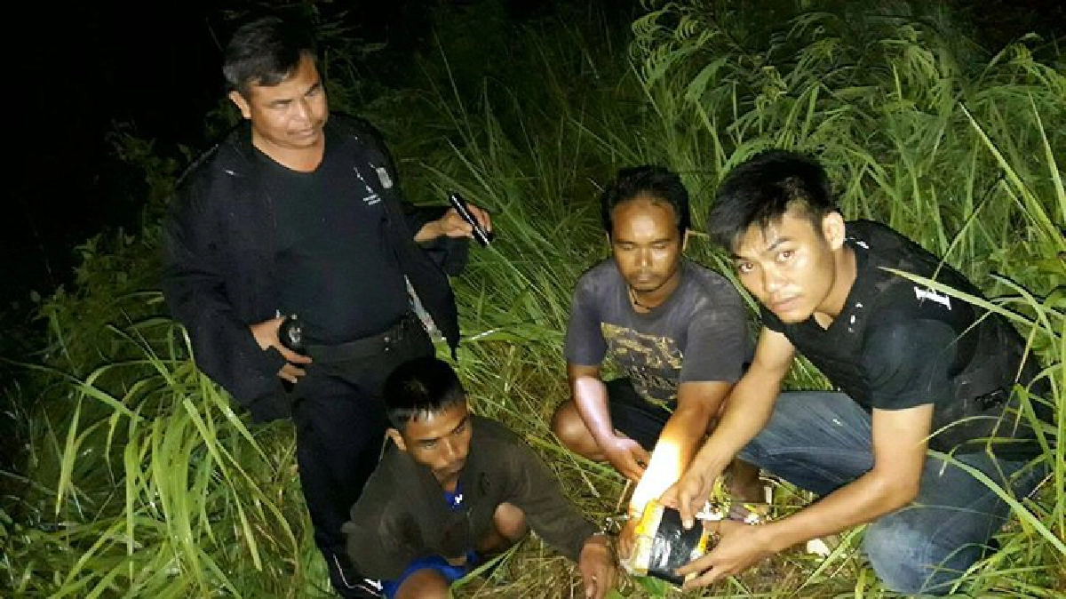 โยนยาบ้าข้างทางซิ่งหนีแต่ไม่รอด โยนยาบ้าข้างทางซิ่งหนีแต่ไม่รอด