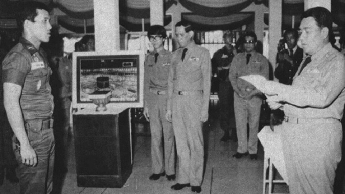 ตามหาบุคคลในภาพเฉลิมพระเกียรติสมเด็จพระบรมโอรสาธิราชฯ 