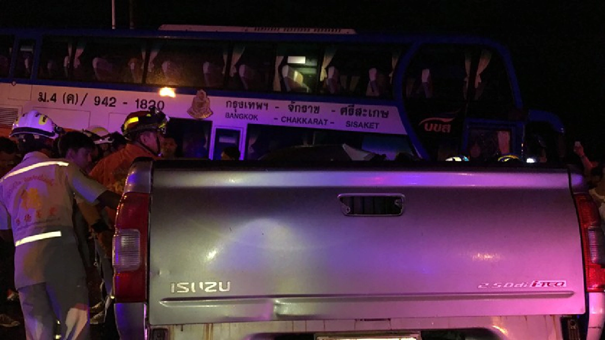 “กระบะ”ซิ่งฝ่าสายฝนประสานงา”รถทัวร์”ดับ1เจ็บ2 “กระบะ”ซิ่งฝ่าสายฝนประสานงา”รถทัวร์”ดับ1เจ็บ2