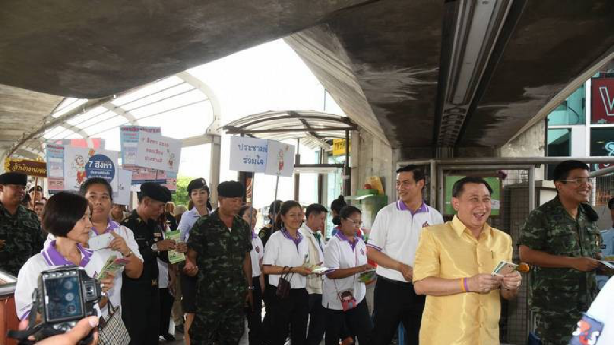 รองปลัด กทม.รณรงค์เชิญชวนคนกรุงไปใช้สิทธิ์ลงประชามติร่าง รธน รองปลัด กทม.รณรงค์เชิญชวนคนกรุงไปใช้สิทธิ์ลงประชามติร่าง รธน