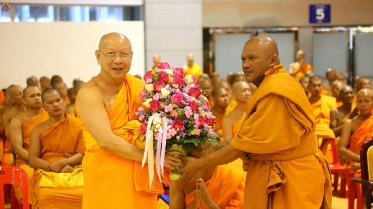 พระสงฆ์กว่า 200 รูป ตบเท้าถวายกำลังใจ “ธัมมชโย” พระสงฆ์กว่า 200 รูป ตบเท้าถวายกำลังใจ “ธัมมชโย”