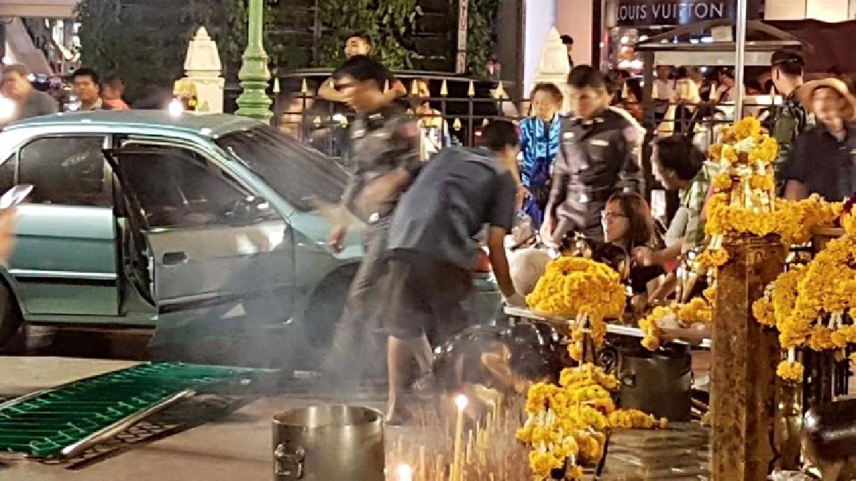 ระทึก!รถเก๋งพุ่งชนศาลพระพรหมแยกราชประสงค์ 