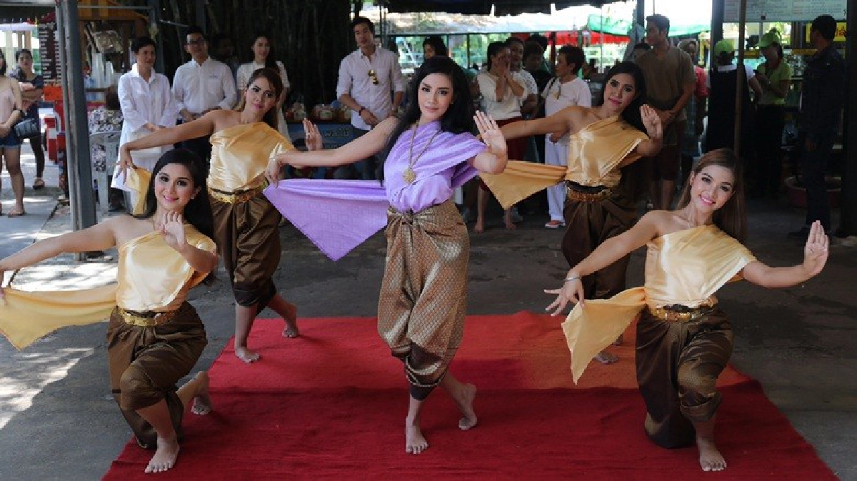 "ใบเตย" รำสีนวล ขอขมา "ย่านาค" ที่วัดมหาบุศย์ 