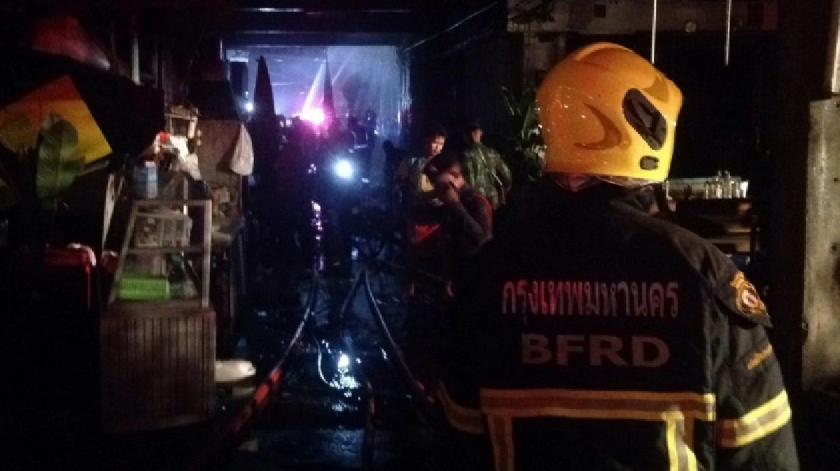 ไฟไหม้ร้านข้าวต้มลามห้องแถวข้างเคียงวอด ไฟไหม้ร้านข้าวต้มลามห้องแถวข้างเคียงวอด