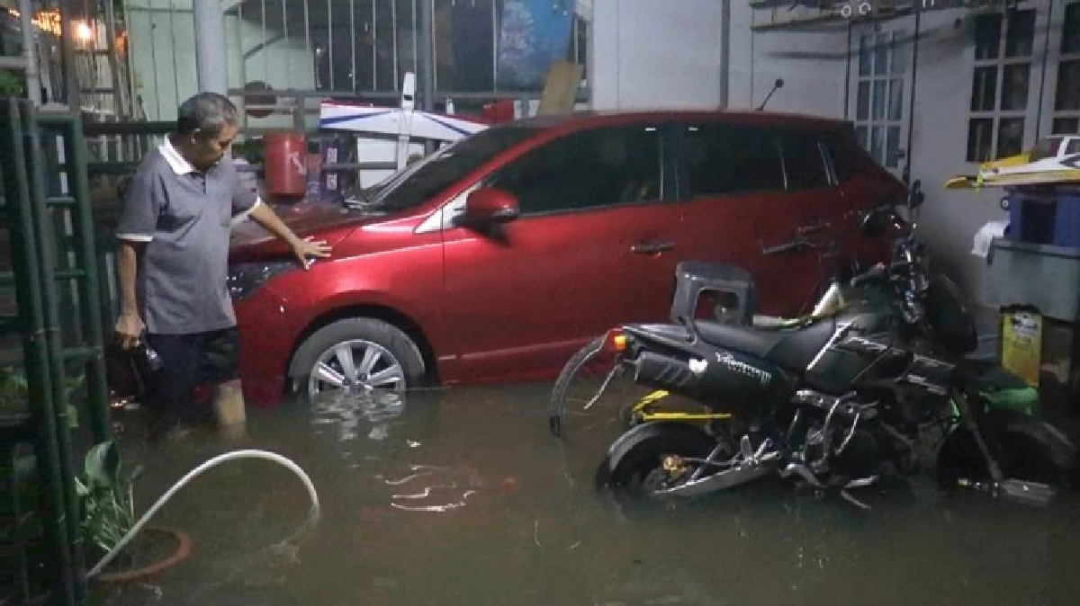 ฝนถล่มเมืองละโว้ น้ำท่วมบ้านเรือนปชช.รถยนต์จมน้ำ ฝนถล่มเมืองละโว้ น้ำท่วมบ้านเรือนปชช.รถยนต์จมน้ำ