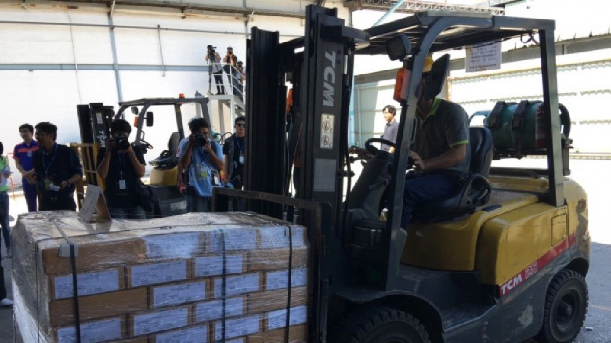 กกต.นำสื่อตรวจโรงพิมพ์บัตรประชามติ ลั่นปลอมยากมาก