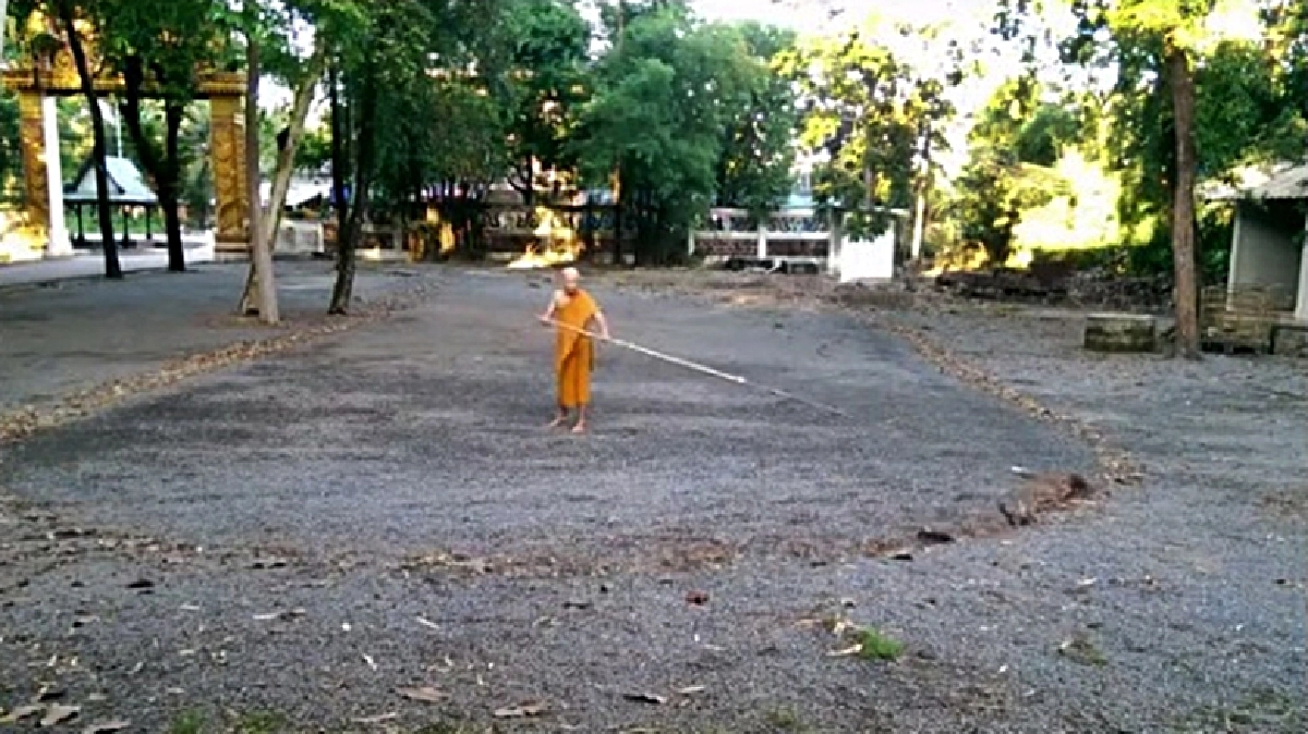 ฮือฮา!คลิปพระกวาดลานวัดแฝงปริศนาธรรม ฮือฮา!คลิปพระกวาดลานวัดแฝงปริศนาธรรม