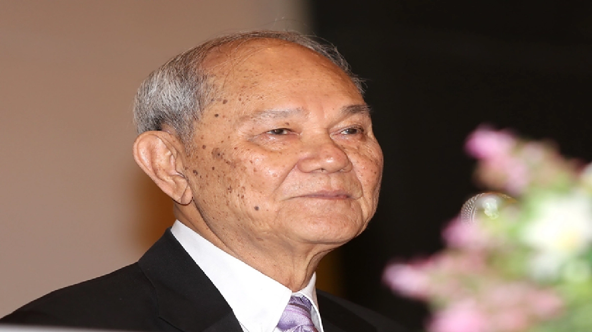 “ปธ.กรธ.”เตือนปชช.อย่าเชื่อนักการเมือง ยุไม่รับร่างรธน.