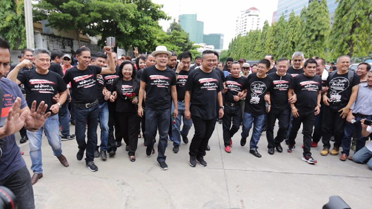 19แกนนำ“นปช.”รายงานตัว-รับข้อหาที่กองปราบฯ 19แกนนำ“นปช.”รายงานตัว-รับข้อหาที่กองปราบฯ